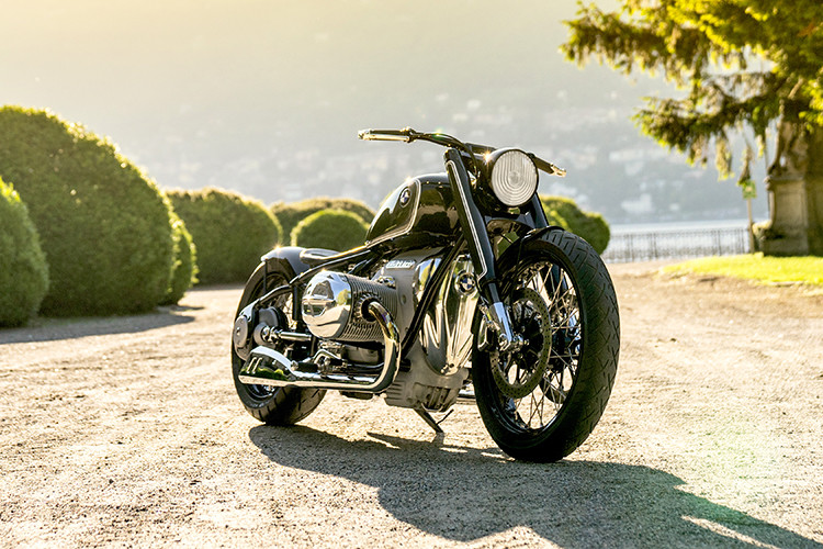 Dù mang thiết kế cổ điển nhưng BMW R18 2021 vẫn có một số trang bị hiện đại như đèn pha LED và bảng đồng hồ dạng tròn nhưng tích hợp màn hình kỹ thuật số.