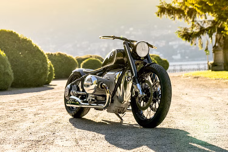 Dù mang thiết kế cổ điển nhưng BMW R18 2021 vẫn có một số trang bị hiện đại như đèn pha LED và bảng đồng hồ dạng tròn nhưng tích hợp màn hình kỹ thuật số.