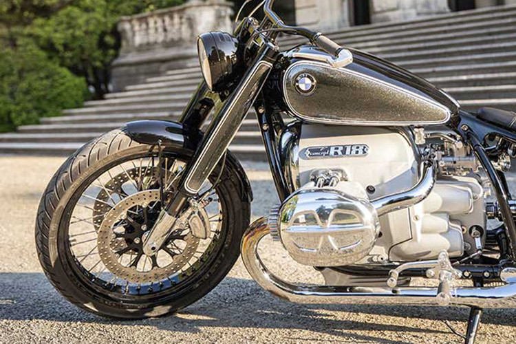 BMW R18 mới có cấu tạo khung xe bằng hợp kim thép ống vòng đôi - phong cách quen thuộc của những chiếc BMW Motorrad trước đây. Tương tự chiếc R5 huyền thoại, bộ gắp đôi phía sau của R18 gắn liền với hệ thống truyền động của bánh sau cùng trục các-đăng lộ ra ngoài.