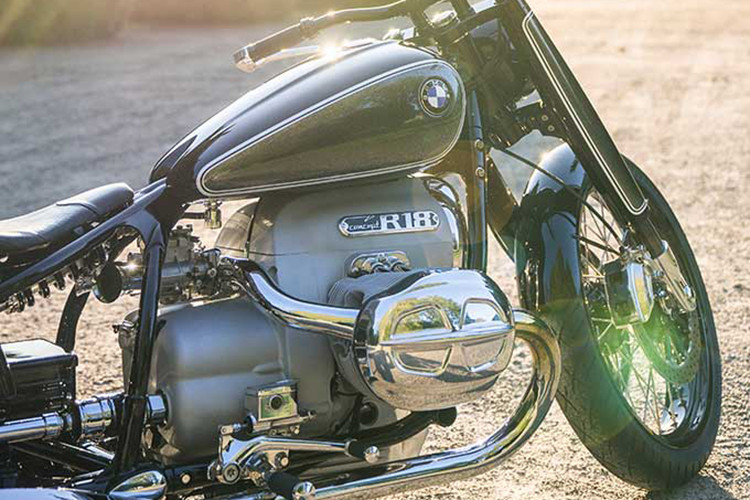 Xe được trang bị hệ thống phanh đĩa đôi với kẹp phanh 4 piston ở bánh trước, trong khi bánh sau sử dụng đĩa phanh đơn. BMW R18 hoàn toàn mới sử dụng bộ mâm nan hoa cổ điển. Ngoài ra, chiếc xe còn sở hữu thiết kế với nhiều chi tiết cơ khí có thể dễ dàng tháo rời và nâng cấp theo sở thích của chủ xe như khung sau, các đường dầu của hệ thống phanh, côn tay cũng có thể dễ dàng điều chỉnh.