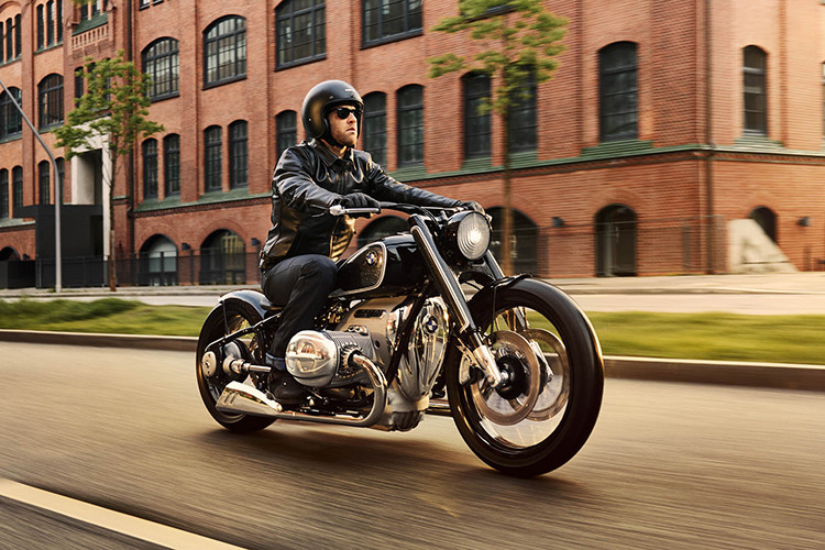 Giá xe BMW R18 2021 tiêu chuẩn có màu đen Black Storm Metallic khởi điểm 17.495 USD (tương đương 415 triệu đồng), phiên bản cao cấp R18 First Edition với điểm đặc biệt là bộ cánh màu đen kết hợp cùng đường sọc màu trắng và các chi tiết trang trí mạ crôm, giá khởi điểm 19.870 USD (tương đương 470 triệu đồng).