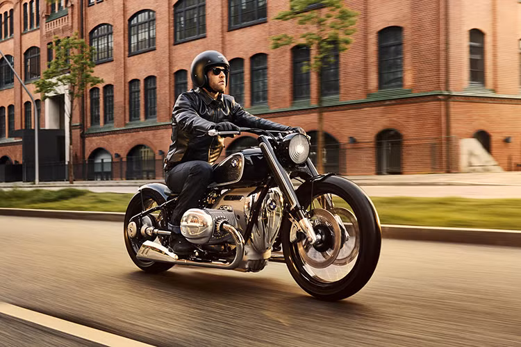 Giá xe BMW R18 2021 tiêu chuẩn có màu đen Black Storm Metallic khởi điểm 17.495 USD (tương đương 415 triệu đồng), phiên bản cao cấp R18 First Edition với điểm đặc biệt là bộ cánh màu đen kết hợp cùng đường sọc màu trắng và các chi tiết trang trí mạ crôm, giá khởi điểm 19.870 USD (tương đương 470 triệu đồng).