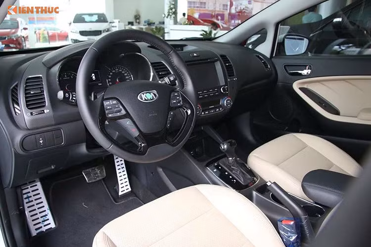 Kia Cerato trang bị với 3 phiên bản được sử dụng 2 loại động cơ là Gamma 1.6L và Nu 2.0L. Động cơ Gamma 1.6L cho công suất cực đại 128 mã lực/6300 vòng/phút, và mô men xoắn cực đại 157 Nm/4.850 vòng/phút đi kèm với 2 tùy chọn hộp số là số tự đông (AT) và sàn 6 cấp (MT). Động cơ Nu 2.0L cho công suất cực đại 159 mã lực/6.500 vòng/phút và mô men xoắn cực đại 194 Nm/4.800 vòng/phút.