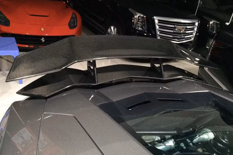 Ở bản độ này, DMC trang bị cho siêu xe Aventador body kit mới với cánh lướt gió phía trước, bên hông và cản va sau thiết kế lại với điểm nhấn sử dụng chất liệu sợi carbon. Một cánh gió cỡ lớn phía đuôi xe ngoài tác dụng khí động học cho xe chạy ở vận tốc cao còn mang đến vẻ hầm hố cho siêu xe Aventador độ DMC.