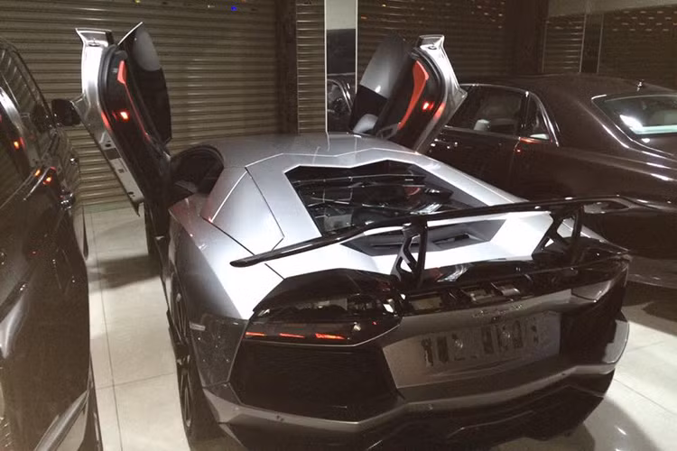Hiện chưa rõ mức giá bán chiếc Lamborghini Aventador LP700-4 độ body kit tại thị trường Việt Nam, tuy nhiên rất có thể nó đã được một đại gia nào đó đặt hàng về Việt Nam. Tại thị trường Việt, phiên bản tiêu chuẩn của mẫu xe này có giá bán chính hãng 22,5 tỷ đồng.