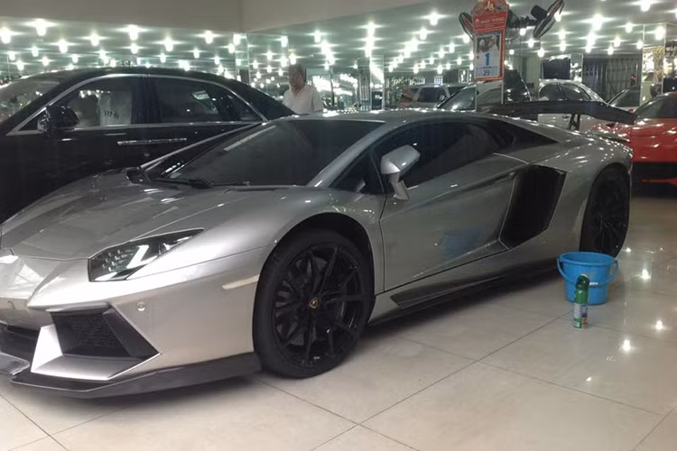 Ngoài bộ body kit độ đến từ Đức, chiếc Aventador LP700-4 thứ 7 thuộc bản coupe còn sở hữu dàn áo độc nhất Việt Nam với màu xám kim loại.