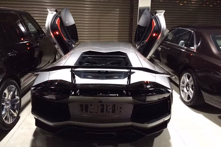 Chưa rõ siêu xe Aventador độ DMC tại Việt Nam ngoài việc được trang bị bộ body kit độ thì động cơ có được tăng công suất lên mức 900 mã lực hay không? Tuy nhiên, sự xuất hiện của một chiếc Aventador bản độ tại thị trường Việt Nam thu hút khá nhiều sự chú ý.