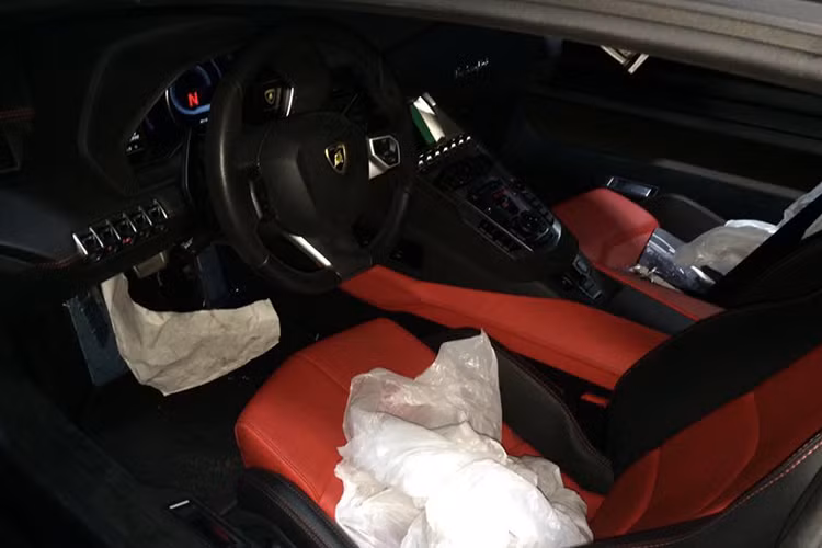 Lamborghini Aventador LP700-4 sử dụng động cơ V12, dung tích 6,5 lít, sản sinh công suất tối đa 700 mã lực và mô-men xoắn cực đại 690 Nm. Sức mạnh được truyền tới cả bốn bánh thông qua hộp số tự động 7 cấp ISR. Nhờ đó, xe có thể tăng tốc từ 0-100 km/h trong 2,9 giây trước khi đạt vận tốc tối đa 349 km/h.