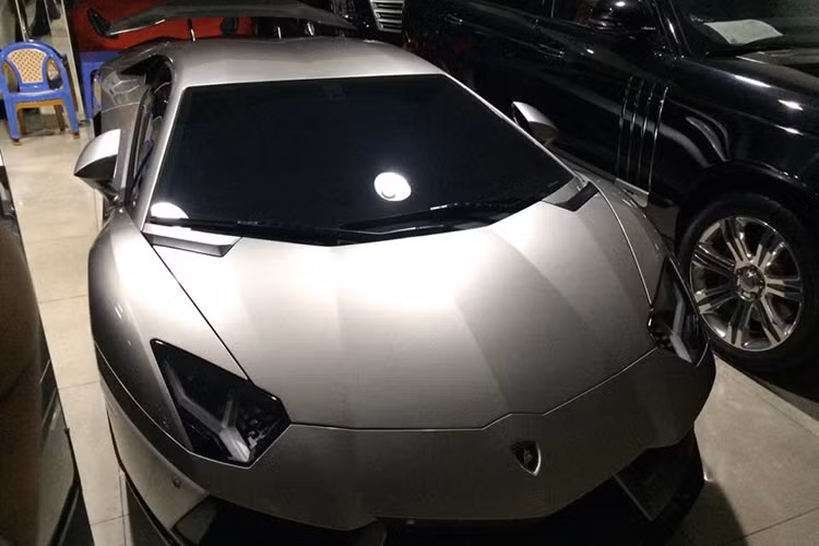 Sau 6 chiếc siêu xe Lamborghini Aventador LP700-4 được đưa về nước với 4 bản coupe và hai phiên bản mui trần, một công ty chuyên nhập khẩu siêu xe tại Quận 5 lại vừa gây chú ý với chiếc Aventador trong bộ body kit đầy hiếu chiếc của hãng độ DMC.