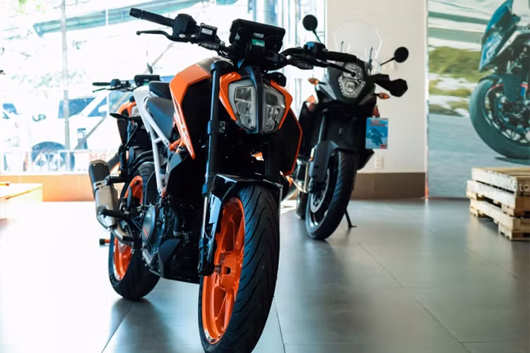 KTM 390 Duke 2018 về Việt Nam theo dạng nhập khẩu chính hãng và đang được bán ra với mức giá chỉ từ 175 triệu đồng. Mẫu xe này sẽ cạnh tranh trực tiếp ở phân khúc cùng với Kawasaki Z300 và Yamaha MT-03.
