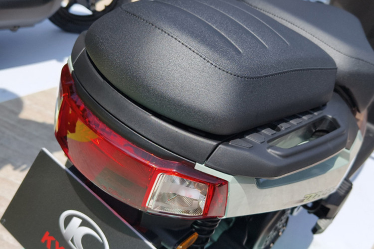 Các trang bị tiện ích khác trên Kymco Dollar gồm cổng USB để cắm sạc thiết bị di động và nắp bình xăng ở phía trước.