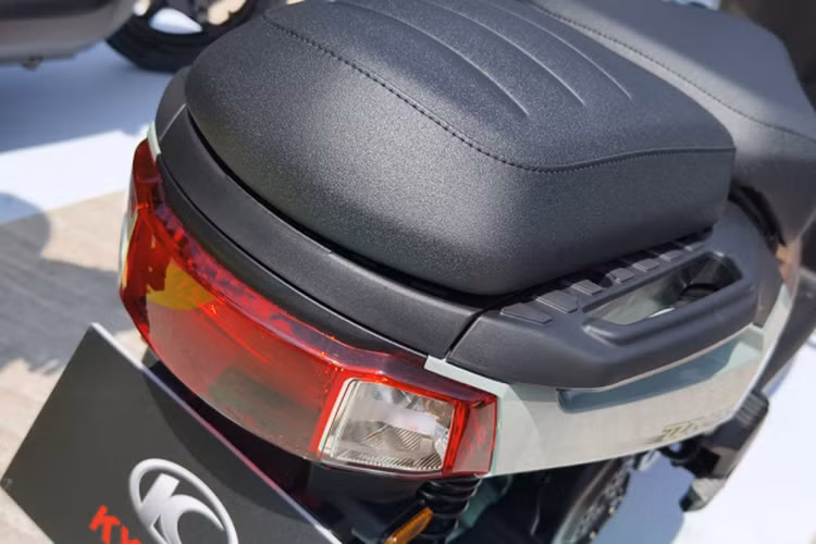 Các trang bị tiện ích khác trên Kymco Dollar gồm cổng USB để cắm sạc thiết bị di động và nắp bình xăng ở phía trước.