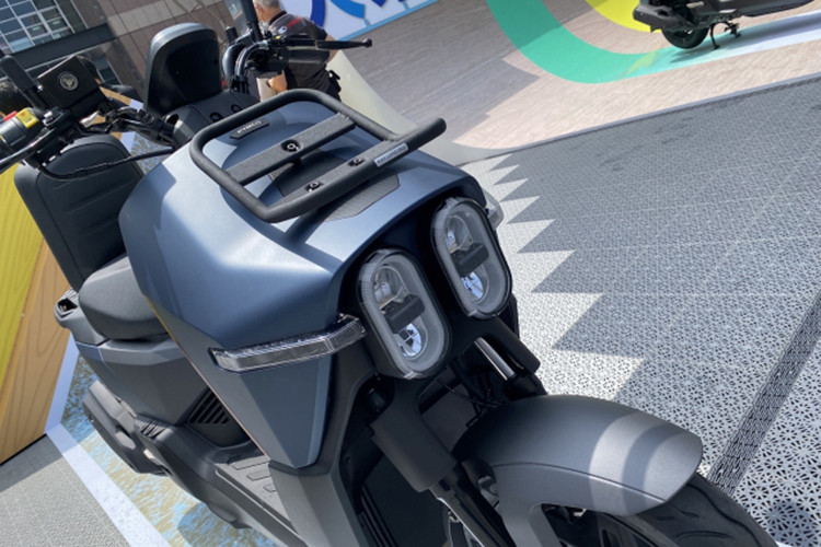 Cách sắp xếp hệ thống đèn LED khá lạ mắt và đặc biệt này tương tự như chiếc kính cận đeo trước đầu xe khiến xe ga Kymco Dollar 2024 được cho khá giống nhân vật hoạt hình Nhật Bản - Nobita.