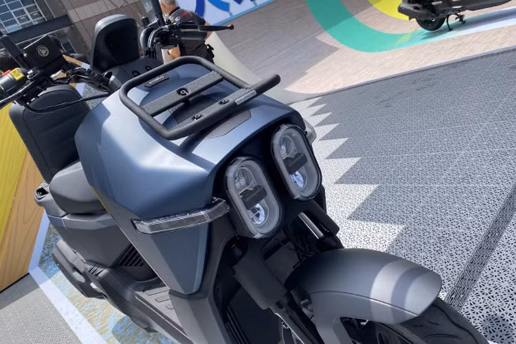 Cách sắp xếp hệ thống đèn LED khá lạ mắt và đặc biệt này tương tự như chiếc kính cận đeo trước đầu xe khiến xe ga Kymco Dollar 2024 được cho khá giống nhân vật hoạt hình Nhật Bản - Nobita.