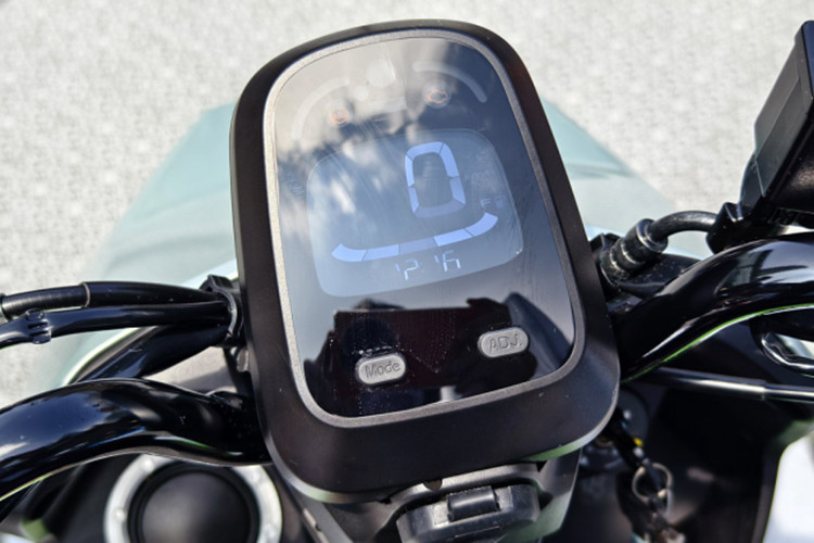 Ngoài cụm đèn pha phá cách, tay lái Kymco Dollar thiết kế "trần trụi" tương tự mẫu SYM 4MICA, tích hợp bảng đồng hồ kỹ thuật số và một số nút chức năng.