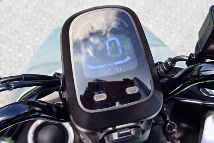 Ngoài cụm đèn pha phá cách, tay lái Kymco Dollar thiết kế "trần trụi" tương tự mẫu SYM 4MICA, tích hợp bảng đồng hồ kỹ thuật số và một số nút chức năng.