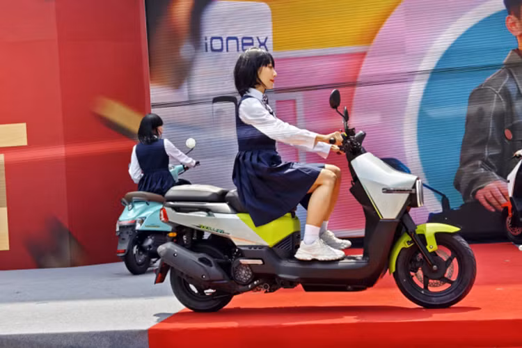 Cả hai phiên bản Kymco Dollar đều có trọng lượng 125 kg, dung tích bình xăng 15 lít và bộ mâm lốp cỡ 90/90-12 inch ở phía trước và 100/90-10 inch ở phía sau. Mẫu xe này cũng có phiên bản trang bị phanh đĩa tích hợp hệ thống chống bó cứng phanh ABS.