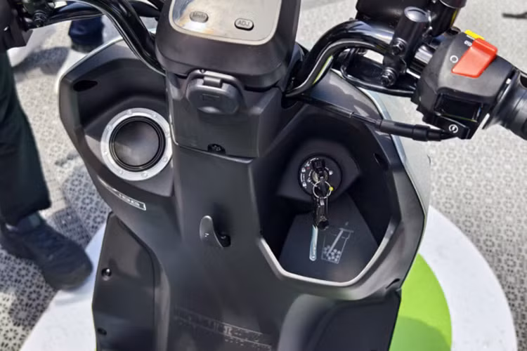 Sàn xe phẳng trong khi yên xe được thiết kế tách rời ghế lái và hành khách phía sau. Đặc biệt, phần yên sau có thể bật lên làm tựa lưng cho người lái thông qua một nút bấm.