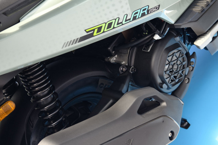 Về động cơ, Kymco Dollar được trang bị hai phiên bản là động cơ xăng 125cc và 150cc. Cả hai đều sử dụng công nghệ ISG tương tự eSP của Honda hay Bluecore của Yamaha, giúp xe khởi động mượt mà hơn. 