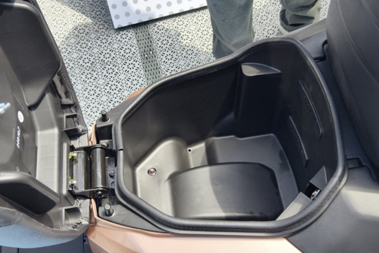 Phía dưới yên xe cũng có một cốp chứa đồ rộng có thể chứa vừa mũ bảo hiểm 3/4 đầu cực tiện dụng.