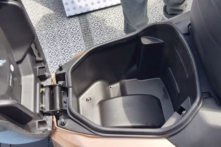 Phía dưới yên xe cũng có một cốp chứa đồ rộng có thể chứa vừa mũ bảo hiểm 3/4 đầu cực tiện dụng.