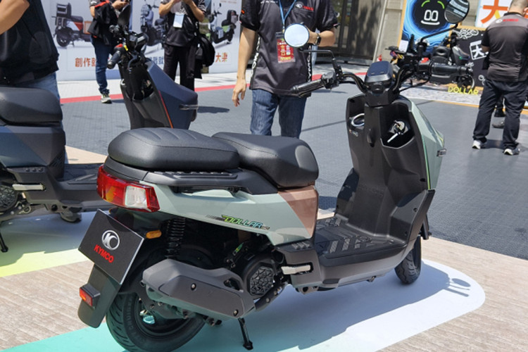 Mang phong cách xe tay ga nhưng Kymco Dollar sở hữu thiết kế khác biệt với phần đầu xe nhô ra phía trước, tích hợp cụm đèn pha kép với hai bóng LED tách biệt kết hợp dải đèn LED chạy dọc hai bên yếm xe trước.