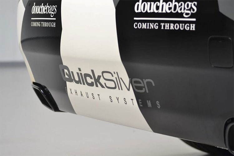 Không sang chảnh như bản tiêu chuẩn, chiếc Rolls-Royce Wraith độ này còn được trang bị ống xả Quicksilver khiến cho âm thanh của xe ồn ào hơn và mang đến nhiều cảm xúc cho Jon Olson khi lái xe. 