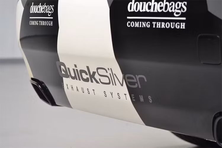 Không sang chảnh như bản tiêu chuẩn, chiếc Rolls-Royce Wraith độ này còn được trang bị ống xả Quicksilver khiến cho âm thanh của xe ồn ào hơn và mang đến nhiều cảm xúc cho Jon Olson khi lái xe. 