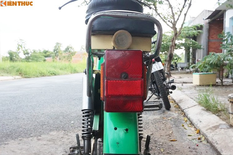 Quý tộc là vậy nhưng Babetta lại không mang đến cho người lái hình ảnh sang trọng khi khởi động. Babetta là dòng mopet - xe máy có bàn đạp. Ưu điểm của loại xe này là khi xe bất ngờ hết xăng giữa đường, người lái không phải lo lắng vì có thể đạp xe thay dùng xăng.