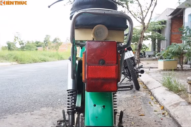 Quý tộc là vậy nhưng Babetta lại không mang đến cho người lái hình ảnh sang trọng khi khởi động. Babetta là dòng mopet - xe máy có bàn đạp. Ưu điểm của loại xe này là khi xe bất ngờ hết xăng giữa đường, người lái không phải lo lắng vì có thể đạp xe thay dùng xăng.