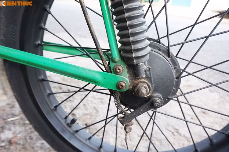 Tuy nhiên, yếu điểm của xe cũng nằm ở bàn đạp. Babetta không có đề, không có cần khởi động. Vì thế, mỗi khi chuẩn bị lên đường, người lái phải co chân đạp phành phạch. Nhiều khi xe gặp trục trặc, chủ xe sẽ phải đạp toát mồ hôi xe mới chạy được.