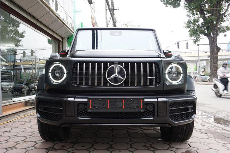 "Ông vua địa hình" Mercedes-AMG G63 Edition 1 hiếm hoi cập bến Việt Nam với màu sơn đen nhám do một công ty nhập khẩu tư nhân đưa về nước. So với thế hệ cũ, Mercedes-AMG G63 2019 mới có sự khác biệt đầu tiên chính là cách gọi tên xe, chữ AMG được đưa ra phía trước G63 để sách đôi cùng dòng chữ Mercedes.