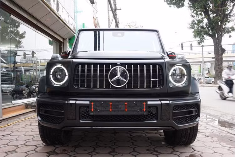 "Ông vua địa hình" Mercedes-AMG G63 Edition 1 hiếm hoi cập bến Việt Nam với màu sơn đen nhám do một công ty nhập khẩu tư nhân đưa về nước. So với thế hệ cũ, Mercedes-AMG G63 2019 mới có sự khác biệt đầu tiên chính là cách gọi tên xe, chữ AMG được đưa ra phía trước G63 để sách đôi cùng dòng chữ Mercedes.