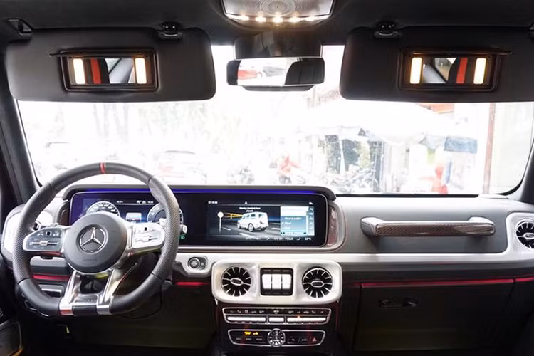 Điểm nhấn bên trong khoang lái của ông vua địa hình Mercedes-AMG G63 Edition 1 đời 2019 mới xuất hiện tại Việt Nam còn có sợi carbon màu đỏ ở bảng điều khiển trung tâm và các chi tiết như dây dai an toàn, viền ở trên đỉnh vô-lăng hay các đường chỉ may màu đỏ.