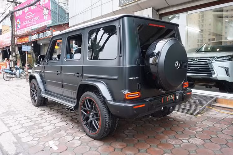 Mercedes-AMG G63 Edition 1 2019 vẫn có 3 khóa vi sai, hộp số với chế độ cầu thấp và 3 chế độ offroad khác nhau: Sand, Trail và Rock. Và lần đầu tiên chiếc xe đã được trang bị hệ thống treo wishbone kép độc lập ở trục trước, được gắn trực tiếp lên khung chính mà không cần tới khung phụ. Hệ thống treo sau là loại liên kết 5 điểm.