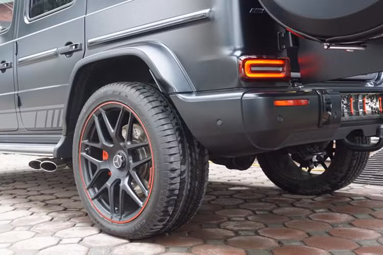 Phiên bản Mercedes-AMG G63 đời 2019 có sự khác biệt so với trước với đèn pha thiết kế lại, sử dụng bóng đèn LED toàn phần. Cản va trước, hốc gió hay lưới tản nhiệt đều được thiết kế lại.