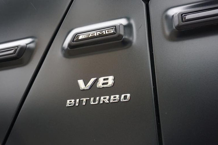 Đi cùng khối động cơ của "vua địa hình" G63 sẽ là hộp số tự động 9 cấp mới nhất, kèm theo hệ dẫn động 4 bánh 4MATIC AMG Performance với mức phân bổ sức mạnh cầu trước/sau mặc định là 40/60%, đem tới cho G63 phiên bản 2019 độ bám đường tốt hơn và hiệu năng tăng tốc cao hơn.