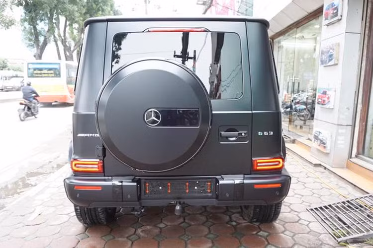 Đuôi xe Mercedes-AMG G63 Edition 1 vốn dĩ được nhiều người mê xe nhận biết được đây là phiên bản của năm 2019 do đèn hậu thiết kế lại, cản va trước sửa đổi... các chi tiết ngoại thất cũng không còn vuông như trước.