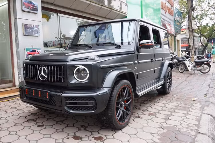 Mercedes-AMG G63 Edition 1 2019 có giá bán khởi điểm tại thị trường nước ngoài từ 216.475 đô la (tương đương 5,05 tỷ đồng), đây cũng là mức giá bán đắt nhất cho cả 3 phiên bản Mercedes-AMG G63 đời 2019. Mặc dù chưa được công bố, nhưng mới đây giá xe Mercedes-AMG G63 Edition 1 2019 được đồn đoán khoảng 12 tỷ tại đại lý tư nhân Việt Nam.