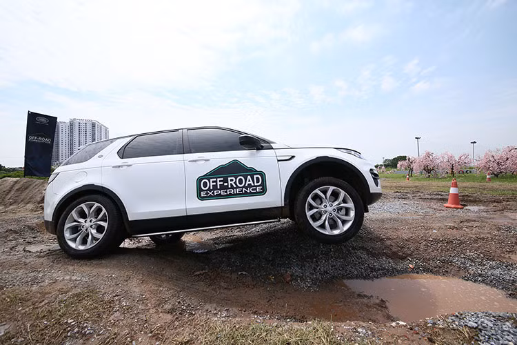 Nhiệm vụ của người lái trải nghiệm offroad trên xe Land Rover chỉ đơn giản là đánh lái đi đúng đường bài thi và điều chỉnh tốc độ di chuyển của xe. Với quãng đường lội nước sâu 500mm, tốc độ tối đa được cài đặt là 7 km/h. Đoạn đường dốc ngiêng 20 - 45 độ hay đường gập ghềnh, tốc độ được giảm xuống 4 - 5 km/h.