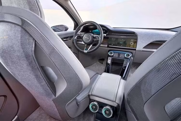 Quá trình truyền động sẽ được điều khiển bằng hệ thống nút bấm thay vì cần xe. Mui có tầm nhìn rộng và trong suốt, cho phép nhiều ánh sáng tự nhiên vào. Điều này tạo nên không gian vô cùng sáng sủa bên trong xe. 