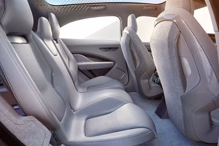 Buồng lái của Jaguar I-Pace rất rộng rãi với 5 ghế ngồi. Mọi thông tin quan trọng sẽ hiện lên kính chắn gió qua cơ chế hiển thị kỹ thuật số của xe.