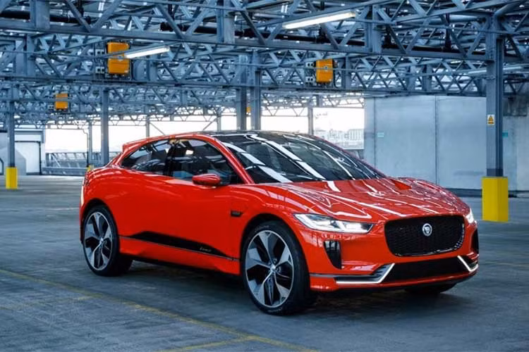 Từng xuất hiện tại triển lãm Los Angeles 2016, phiên bản ý tưởng của mẫu xe ôtô điện Jaguar I-Pace đã chính thức được sản xuất thương mại. Nằm trong phân khúc compact crossover cao cấp với các đối thủ như Audi Q3, BMW X3 và Mercedes GLA, Jaguar I-Pace mới gây ấn tượng bởi thiết kế và công nghệ "tới từ tương lai" 