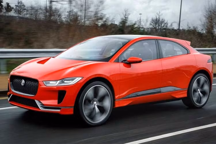 Với vòm mui thấp, vuốt về phía sau và phần đuôi thừa ra một khoảng nhỏ, I-Pace thậm chí còn giống như một mẫu sedan khi nhìn từ một số góc độ. Có nhiều chi tiết thiết kế cá tính nhưng cũng giống như phiên bản concept trước đây, nhưng I-Pace bản thương mại 2018 đã được hãng xe sang Jaguar "bình thường hóa" khi đưa vào sản xuất. 