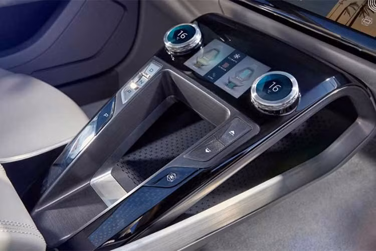 Là chiếc xe điện EV đầu tiên của thương hiệu xe sang Anh quốc, I-Pace được cung cấp gói pin 90kWh lớn hơn với khả năng chạy tới 500km trong chế độ điện hoàn toàn trong điều kiện New European Driving Cycle (NEDC) hoặc 354km trong các bài thử nghiệm thực tế của EPA.