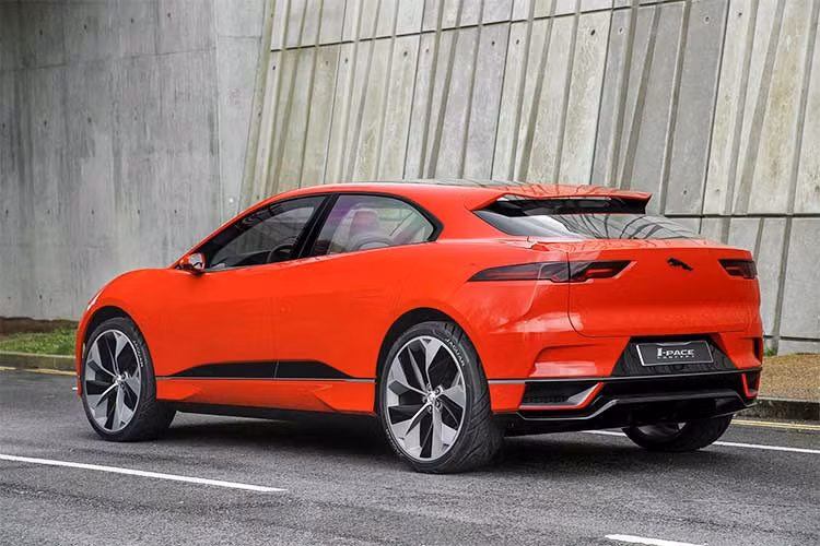 Trên phiên bản thương mại dành cho năm 2018 này, chiều dài cơ sở của I-Pace lớn hơn mẫu sedan XF 30mm. Kích thước I-Pace tuy nhỏ hơn nhưng trục bánh trước của xe tăng 120mm so với người anh em F-Pace