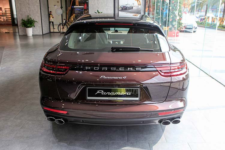 Điểm nhấn đáng chú ý ở đuôi xe Panamera 4 Sport Turismo chính là cánh lướt gió được thiết lập tuỳ vào từng chế độ lái do người điều khiển tuỳ chọn. Cánh gió này có khả năng thay đổi góc nghiêng tuỳ theo từng dải tốc độ. Khi mở cửa sổ trời, hệ thống khí động học chủ động sẽ điều chỉnh góc nghiêng cánh gió để giảm ổn, tối đa 26 độ.