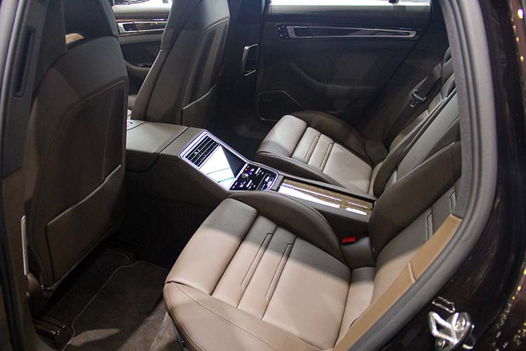 So với phiên bản tiêu chuẩn, chiếc Panamera 4 Sport Turismo trong bài viết này đã bổ sung thêm một số tuỳ chọn cao cấp như thảm lót sàn trùng màu ngoại thất, kính chiếu hậu chống chói tự động, hệ thống nâng treo khí nén bao gồm chức năng nâng hạ gầm, điều hoà không khí 4 vùng độc lập, rèm che nắng phía sau, gói đèn nội thất cao cấp, cửa hít tự động, chìa khoá thông minh, trợ lực tay lái cảm ứng theo tốc độ.