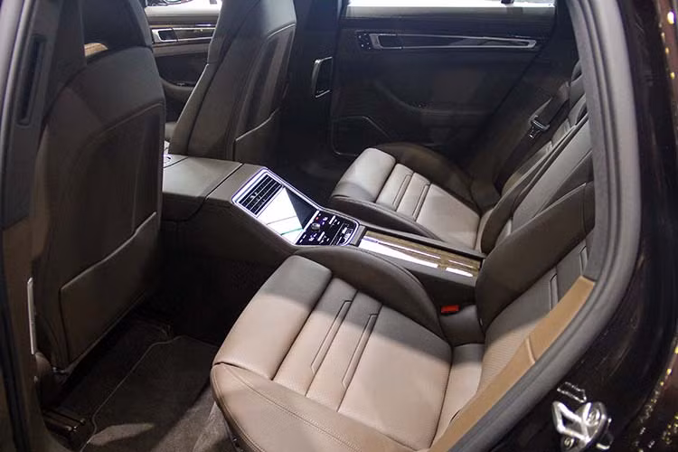 So với phiên bản tiêu chuẩn, chiếc Panamera 4 Sport Turismo trong bài viết này đã bổ sung thêm một số tuỳ chọn cao cấp như thảm lót sàn trùng màu ngoại thất, kính chiếu hậu chống chói tự động, hệ thống nâng treo khí nén bao gồm chức năng nâng hạ gầm, điều hoà không khí 4 vùng độc lập, rèm che nắng phía sau, gói đèn nội thất cao cấp, cửa hít tự động, chìa khoá thông minh, trợ lực tay lái cảm ứng theo tốc độ.