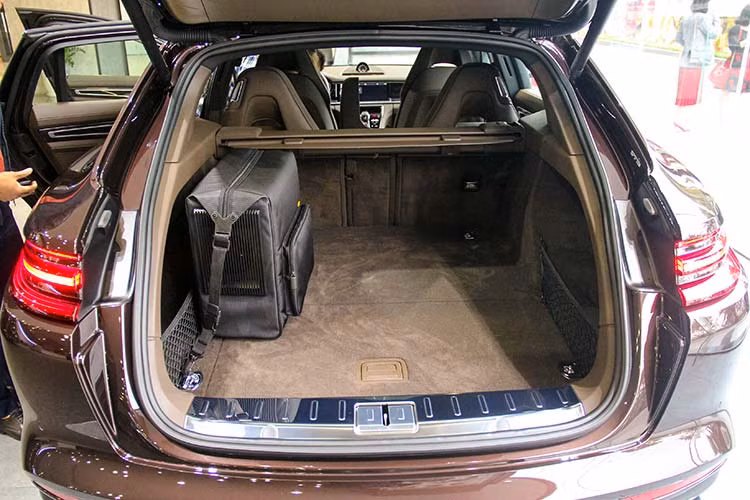 Sự khác biệt lớn nhất trên phiên bản Sport Turismo chính là phong cách thiết kế Shooting Brake giúp gia tăng không gian khoang hành khách phía sau cũng như mở rộng dung tích khoang chứa đồ. Cụ thể, khoang chứa đồ giờ đây đã được tăng lên mức 520L và có thể đạt 1.390L khi gập hàng ghế thứ 2 xuống.